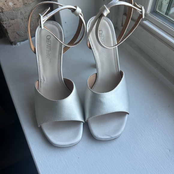 Off-White Lollipop Bridal Satin Sandal in White White
Size 36 - Picture 4 of 8